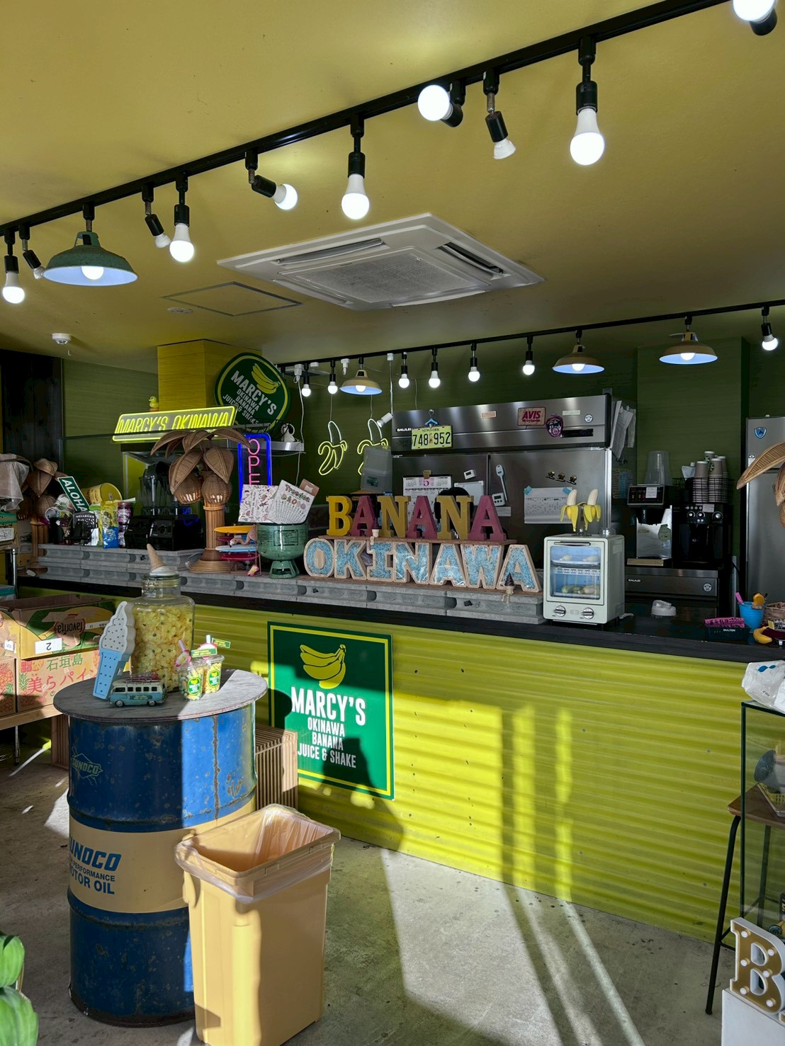 バナナをモチーフにしたMARCY’S OKINAWAの店内