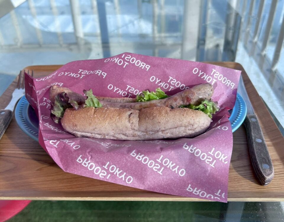 プロースト東京の自家製ソーセージを使ったホットドッグ