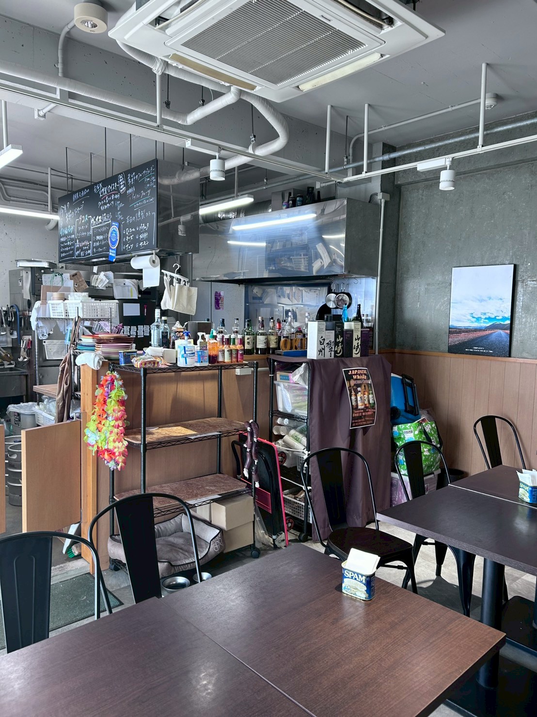 テーブル席があるプロースト東京ウミカジテラス店内