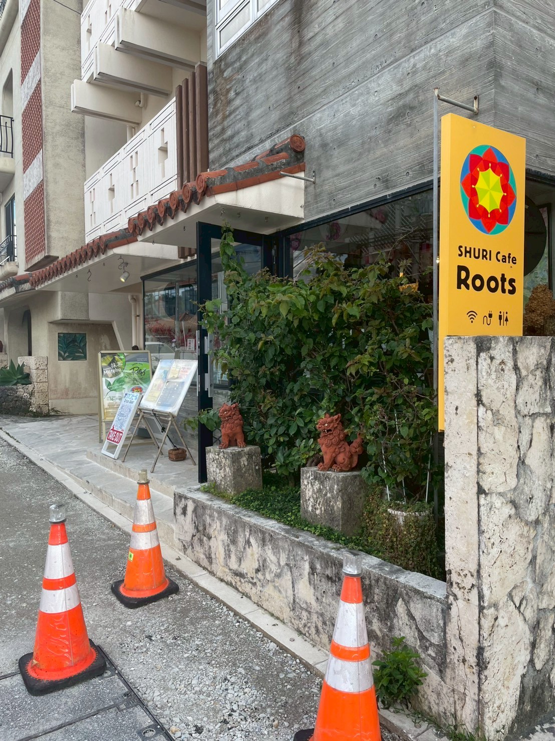 龍潭通り沿いにある首里Cafe Rootsの外観