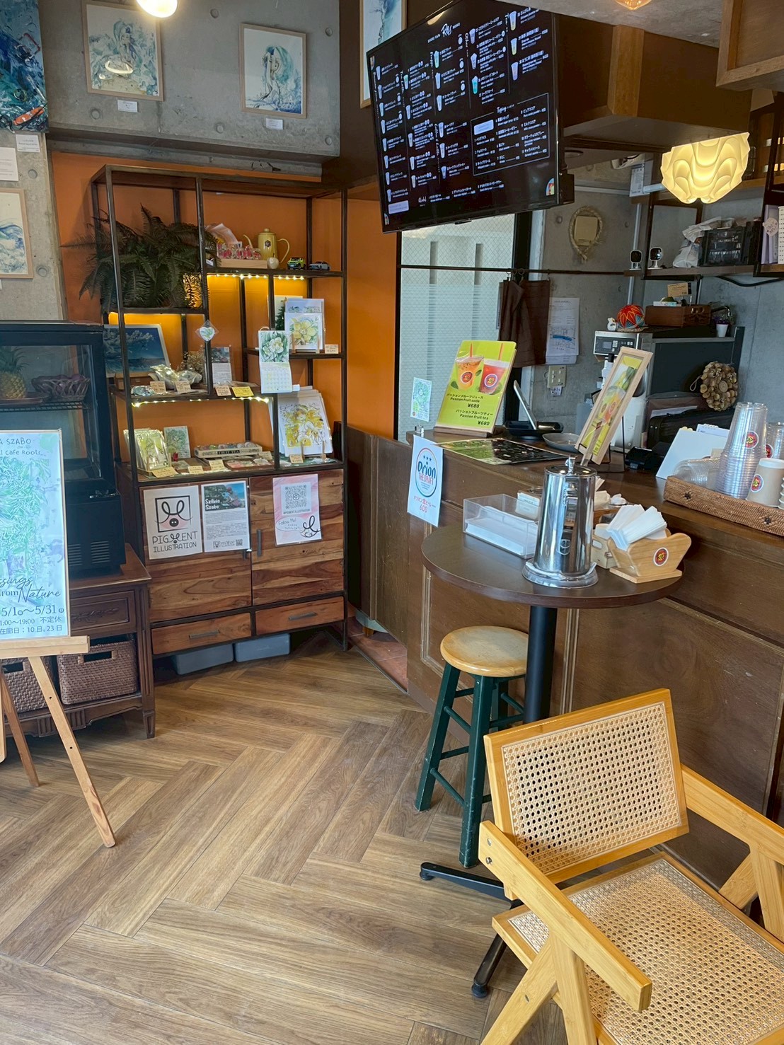 木の温かみがある首里Cafe Rootsの店内