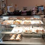 ベーカリー ファリーヌのパンが並ぶショーケース