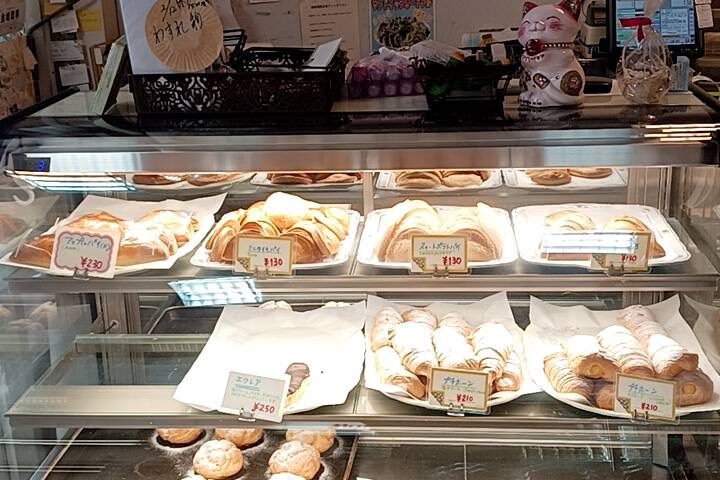 ベーカリー ファリーヌのパンが並ぶショーケース