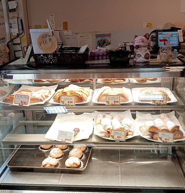 ベーカリー ファリーヌのパンが並ぶショーケース